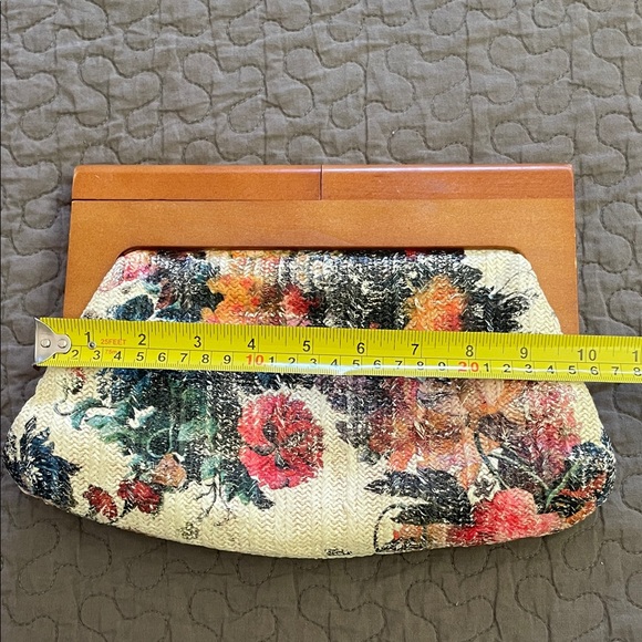 Sondra Roberts Squared Floral Print Clutch with Wooden Frame Magnetic Closure - Picture 8 of 9